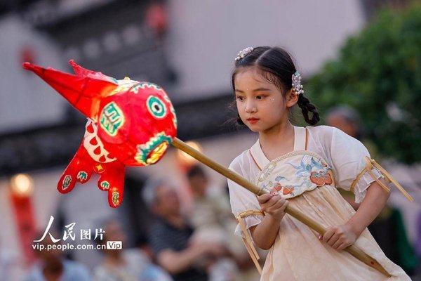 股市配资技巧 安徽黄山：鱼灯夜游会点亮古村夏夜